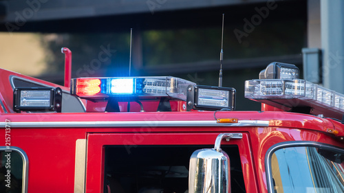 Fotografia Red and blue blinking lights on top of the firetruck