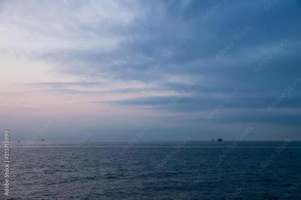 夜明け前の海