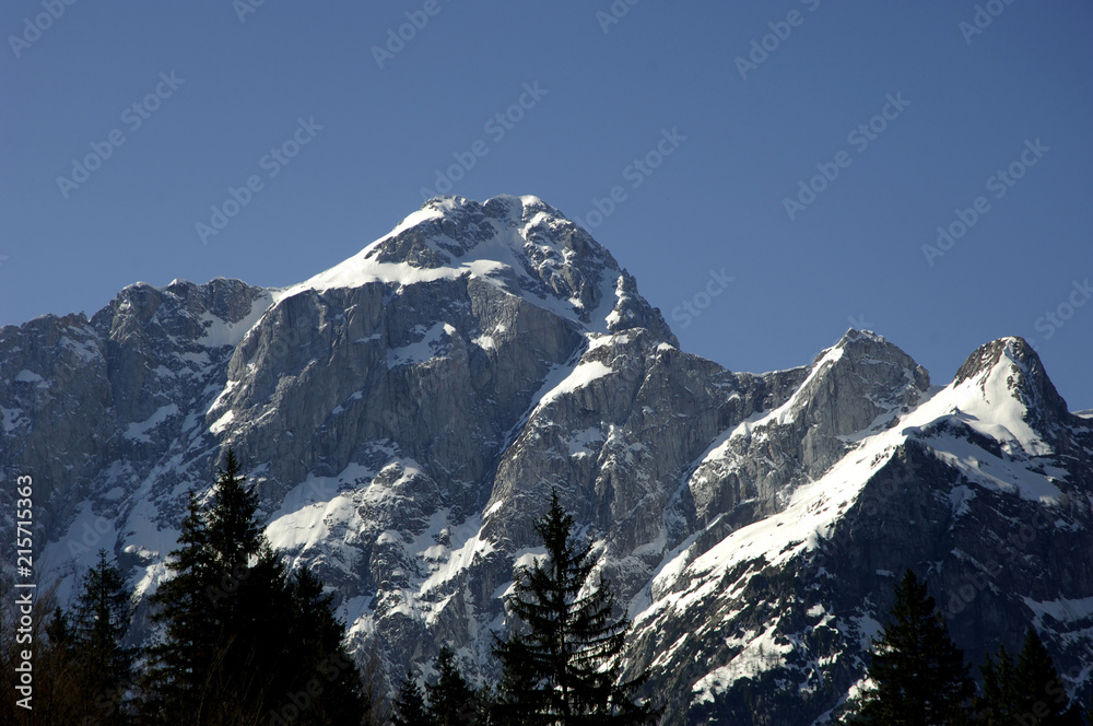 Monte Mangart visto dal lago superiore di Fusine. Tarvisio, Friuli, Italia.