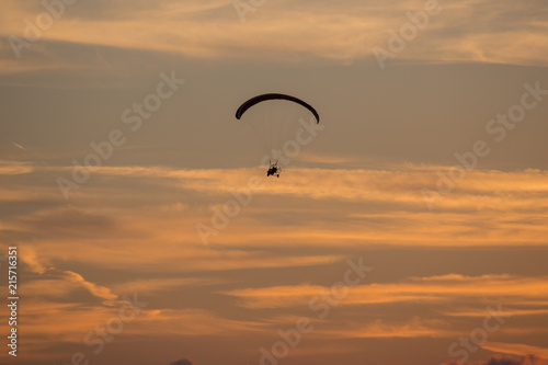 Gleitschirmflieger im gelben Abendlicht