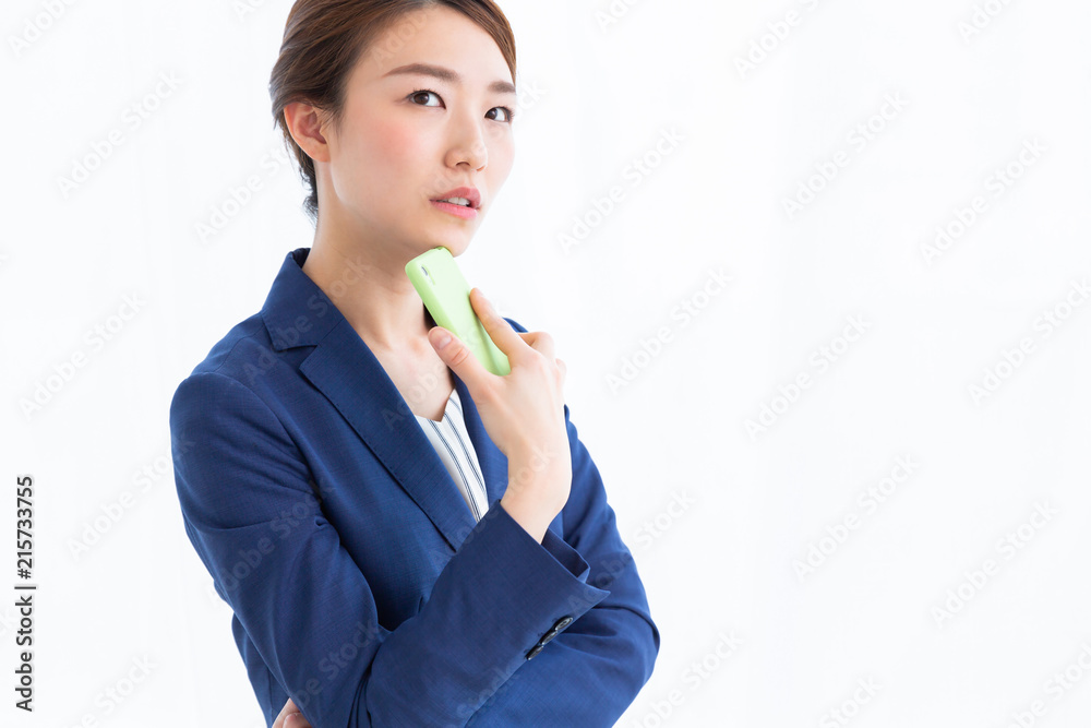 スマートフォンを見る女性　ビジネス　考える