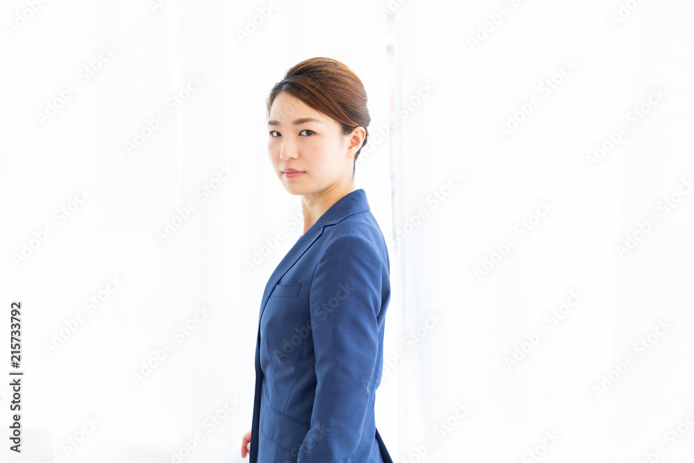 リラックスする女性　ビジネス