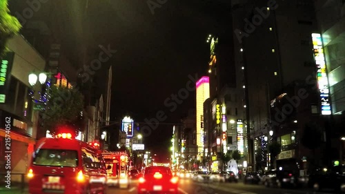 日本都市風景。夜の繁華街の道路。