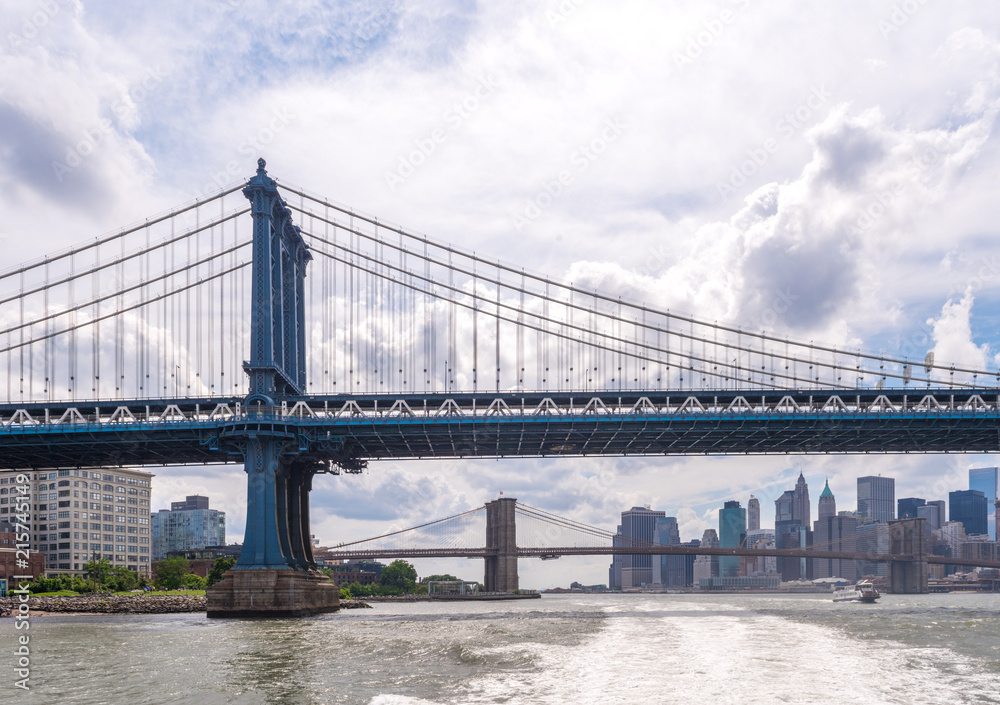 Fototapeta premium Widok na Manhattan Bridge, Brooklyn Bridge, Dumbo and Jane's Carousel.