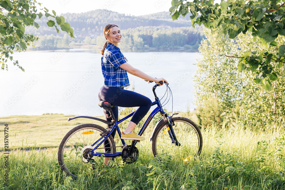 Obraz premium Young woman riding a bike