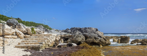 Каменная лестница на берегу красивого моря с каменным берегом.панорама. 