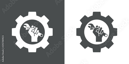 Icono plano engranaje y mano con llave inglesa en gris y blanco