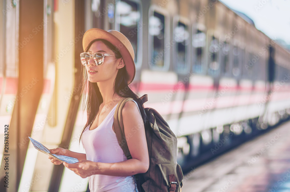 Naklejka premium Tourist travel woman looking at the map while walking at train station - street backpack travel concept