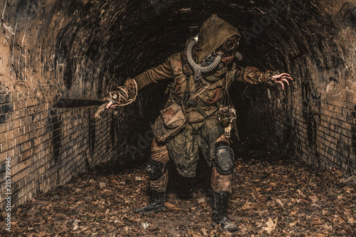 Foto Post apocalyptic mutant creature or survivor in tatters and gas mask jumps out o