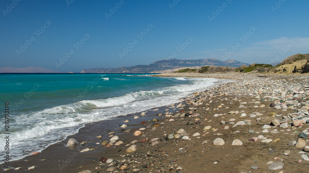 Einsamer Strand auf Rhodos mit farbigen Steinen