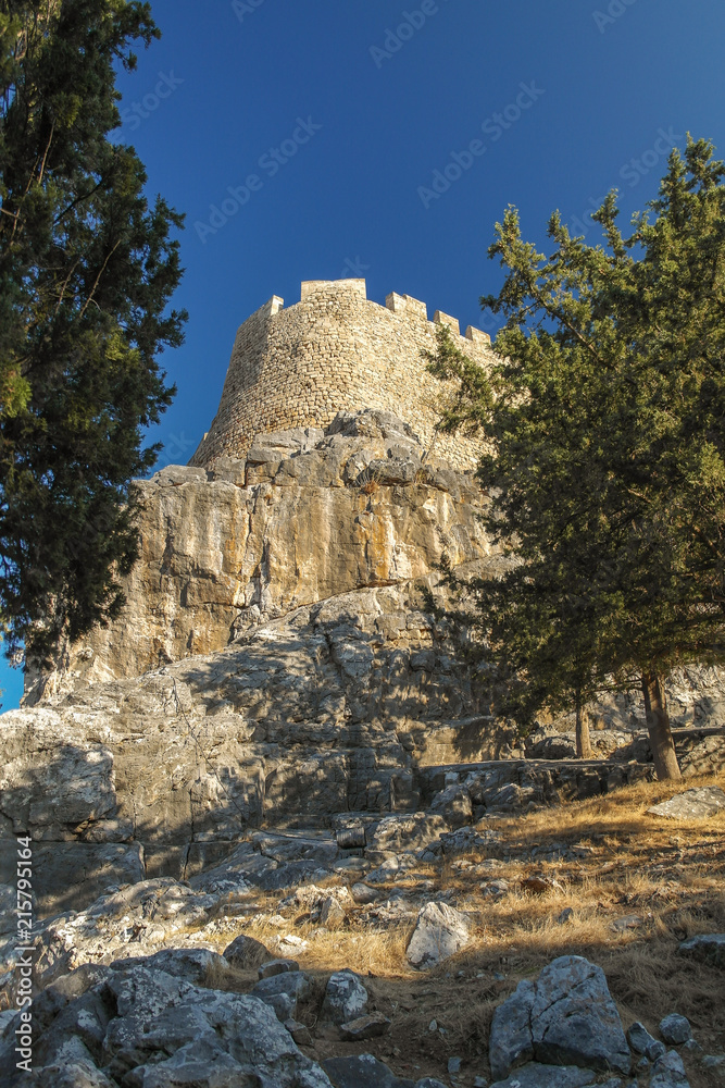 Im schönen Lindos auf Rhodos mit Blick auf die Festung