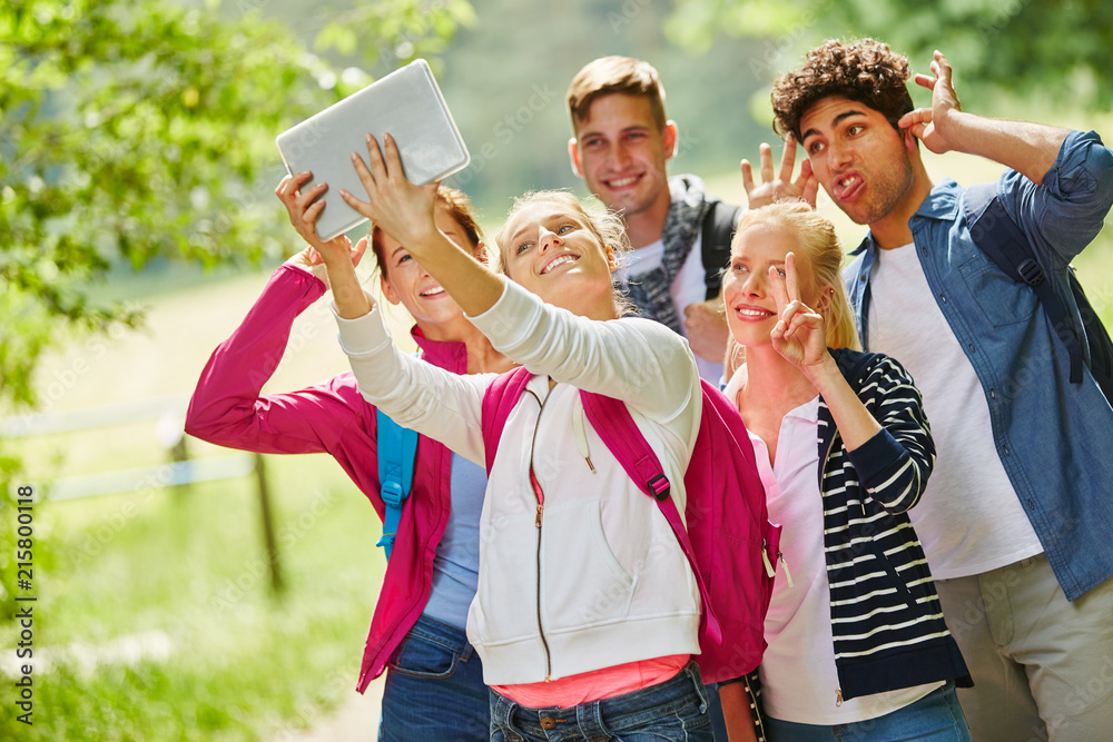 Obraz premium Gruppe hat Spaß und macht Selfie