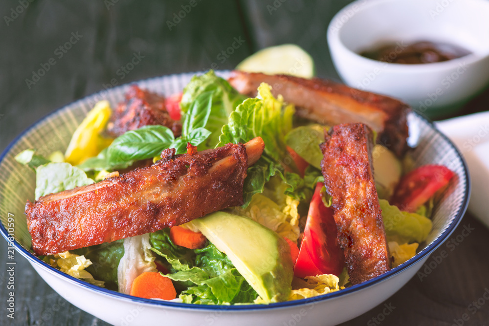 Gemischter frischer Salat mit fritierten Spare Ribs auf asiatische Art mit Avocado
