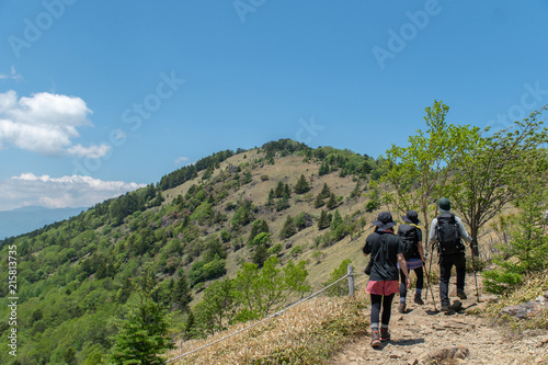 登山する家族 大菩薩嶺