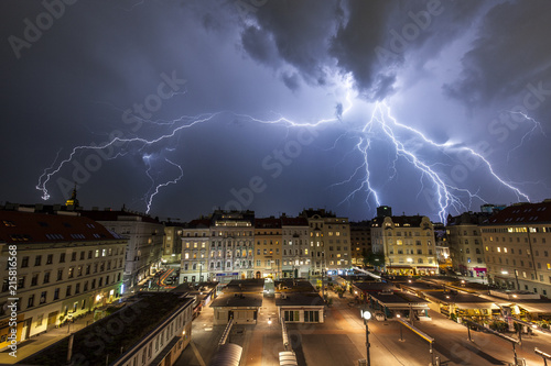 Canvas Print Blitzlicht Gewitter über Wien, Karmelitermarkt