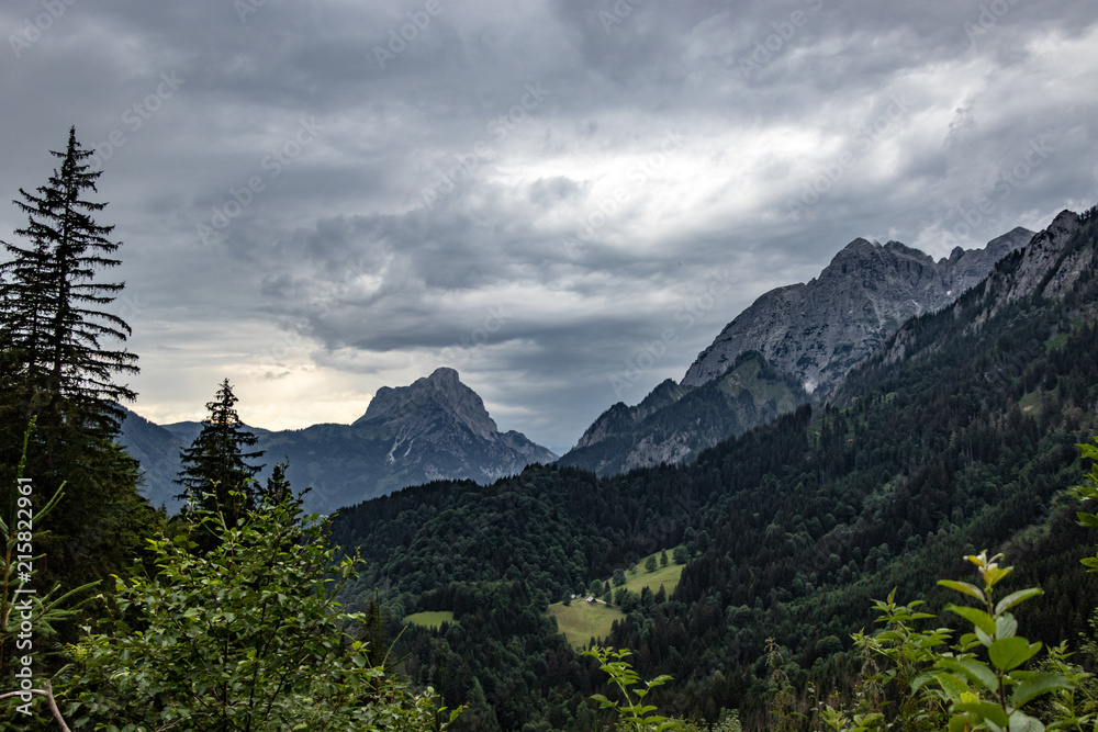 Dramatische Berglandschaft in den Alpen