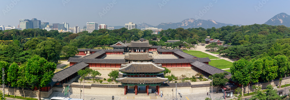 Fototapeta premium Changgyeonggung palace scene in Seoul city, South Korea