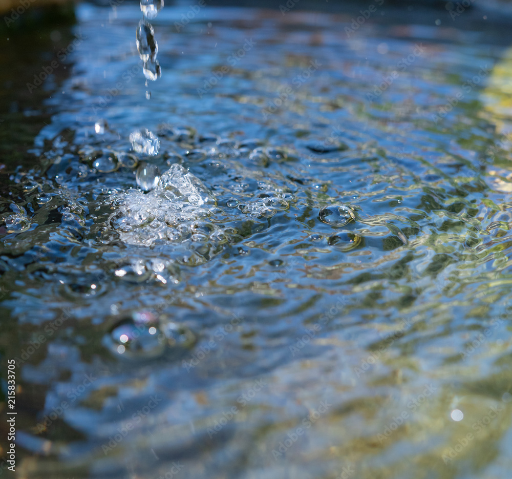 Fototapeta premium Wassertropfen fallen in das Wasser
