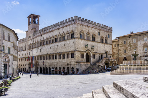 Schattenplätze vor dem  Palazzo dei Priori in Perugia, Umbrien photo