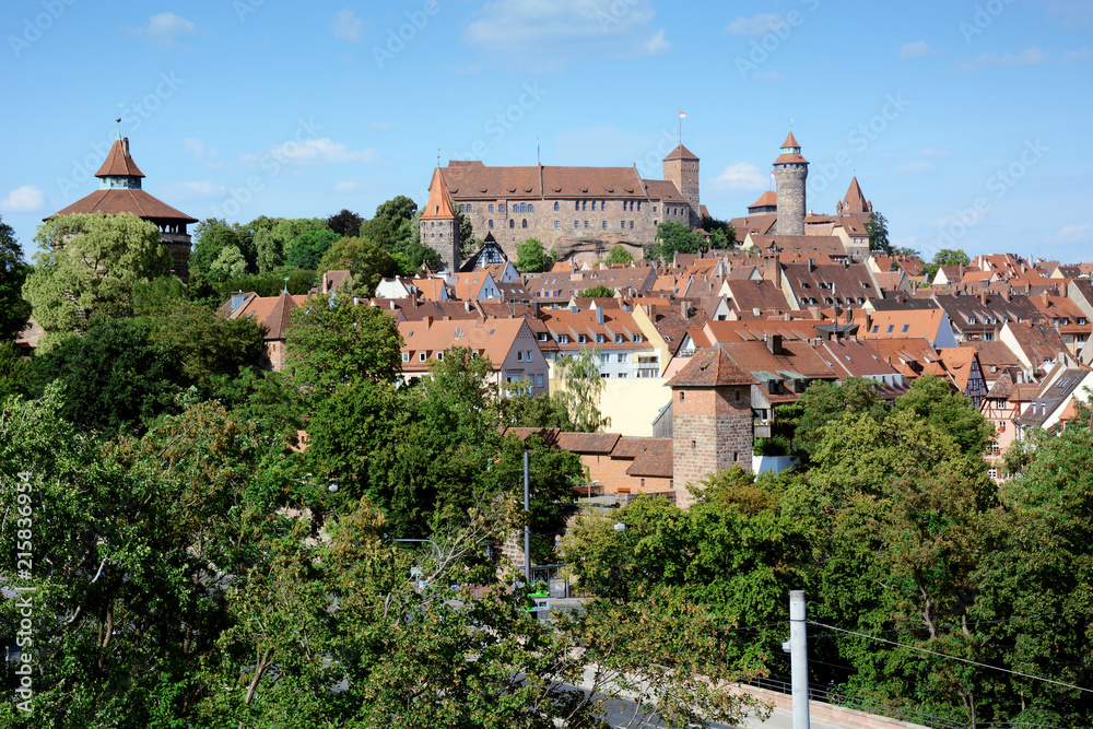Fototapeta premium Skyline Norymbergi w Bawarii z murami miejskimi i zamkiem cesarskim latem