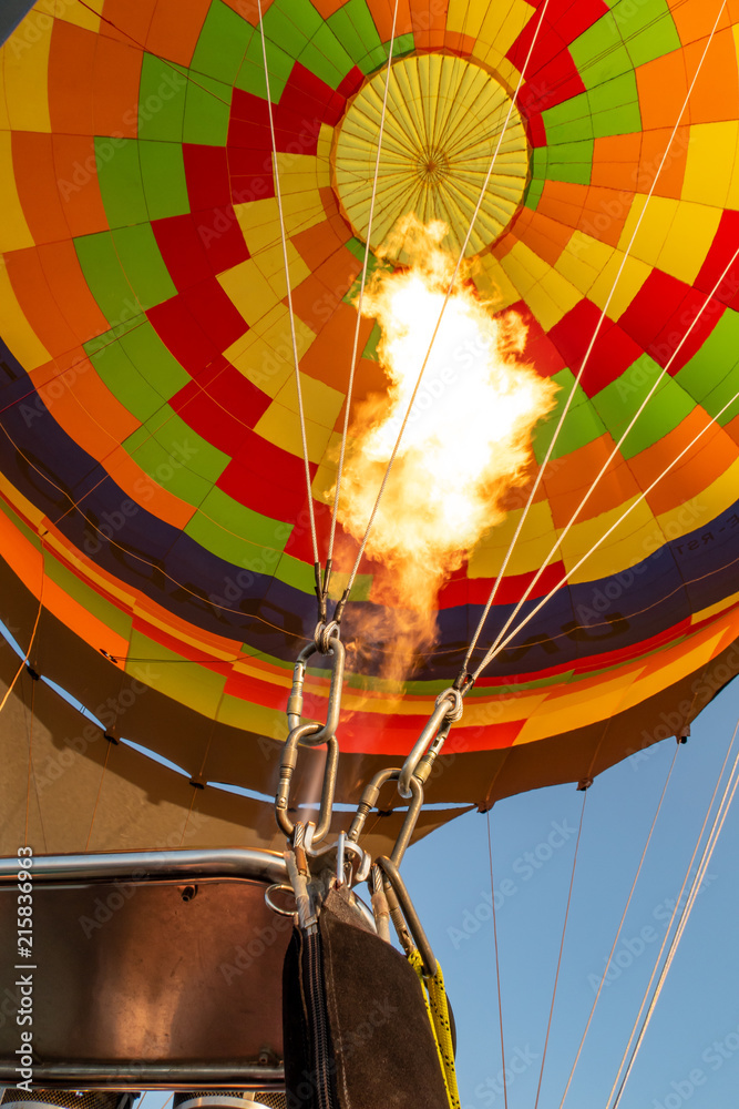 Fototapeta premium Zbliżenie balonu na ogrzane powietrze podczas nagrzewania