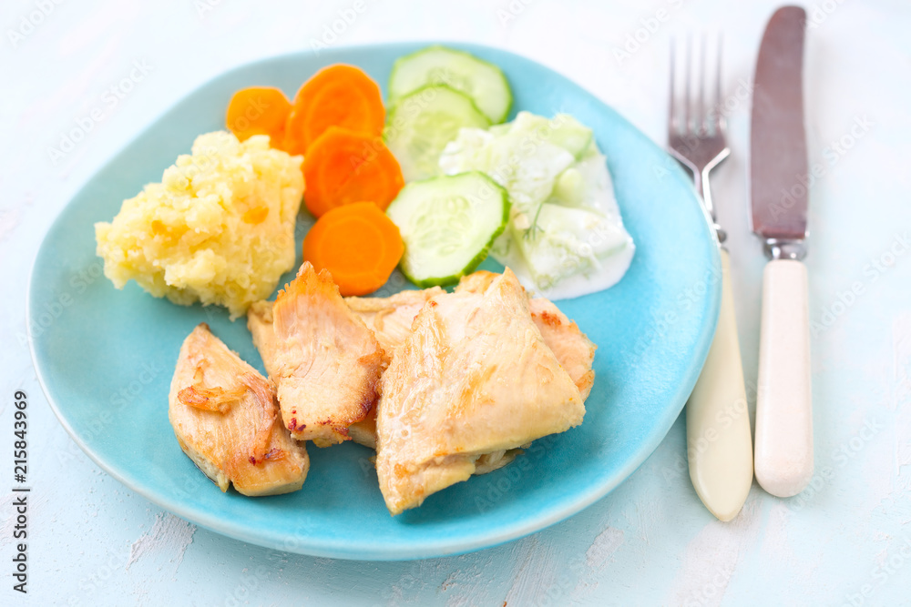 Hähnchenfleisch mit Kartoffeln und Gemüse Hähnchenfleisch mit Kartoffeln und Gemüse