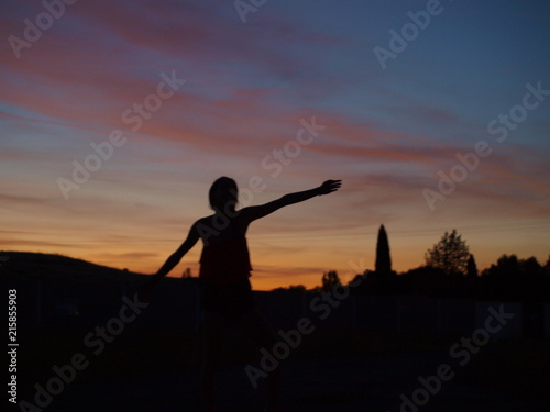 silueta de mujer al atardecer