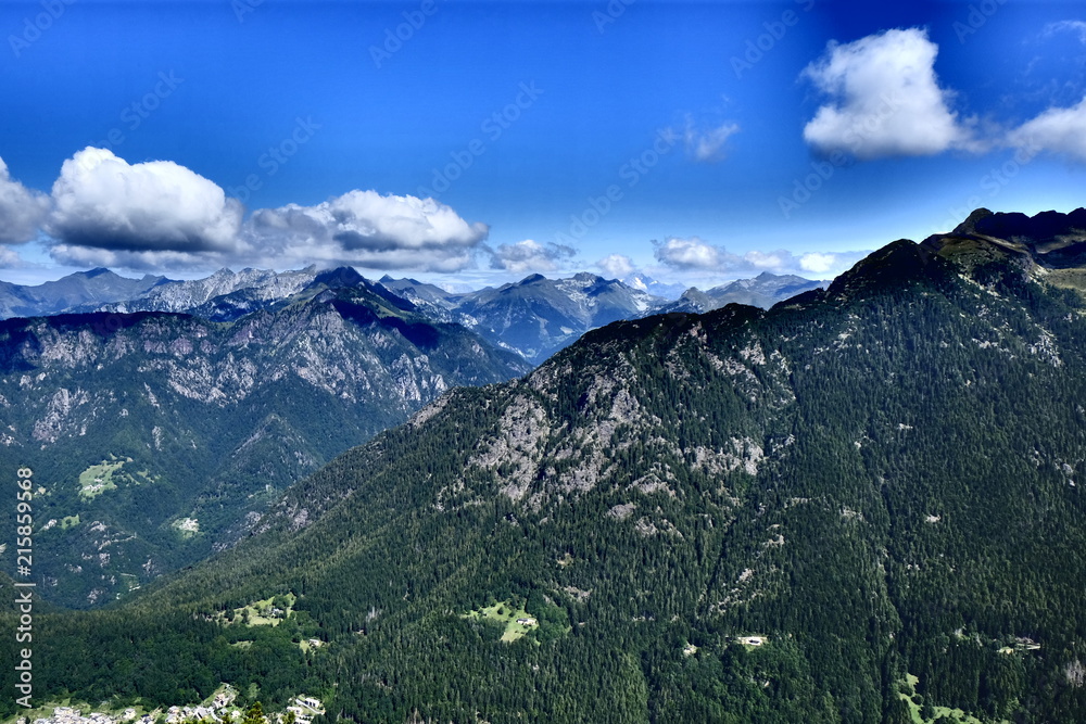 Obraz premium Vista aerea delle cime delle alpi orobie in Italia, provincia di Bergamo. Le montagne sono sovrastate da nubi
