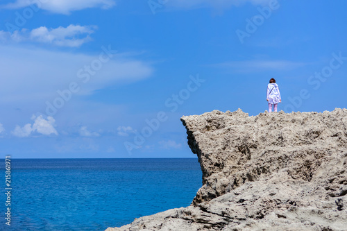 Dziewczyna stojąca na skale, Akamas Peninsula National Park, Cypr