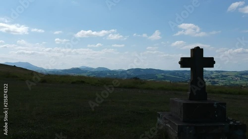 Croix et vue sur la montagne