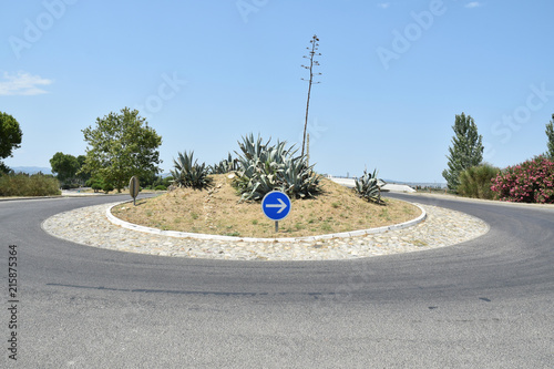 Rond-point à Saint-Laurent-de-la-Salanque, Pyrénées orientales, Roussillon, Occitanie, Catalogne, France. photo