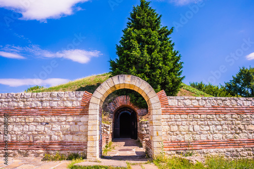 Fotografia Entrance to the Ancient Thracian tomb Heroon in Pomorie, Bulgaria