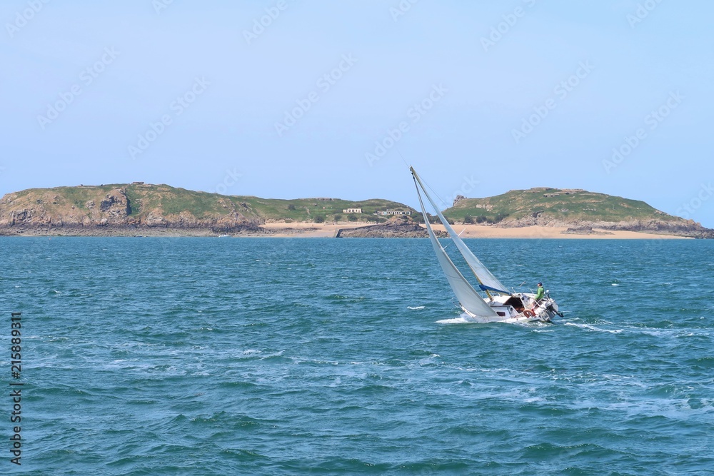 Fototapeta premium Voilier mettant le cap sur l'île de Cézembre, au large de Saint-Malo en Bretagne (France)