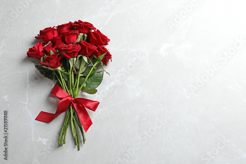 Fototapeta Naklejka Na Ścianę i Meble -  Beautiful red rose flowers on light background, top view