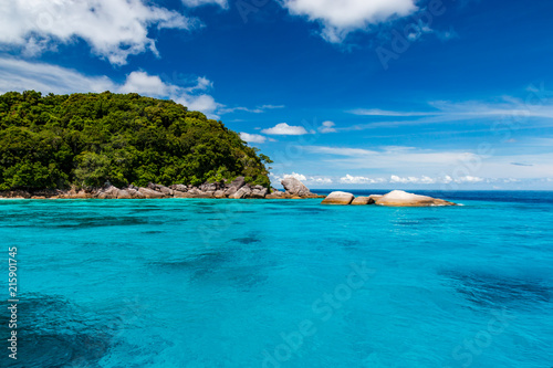 Fototapeta Naklejka Na Ścianę i Meble -  Beautiful turquoise tropical ocean and lush green islands (Similan Islands, Thailand)