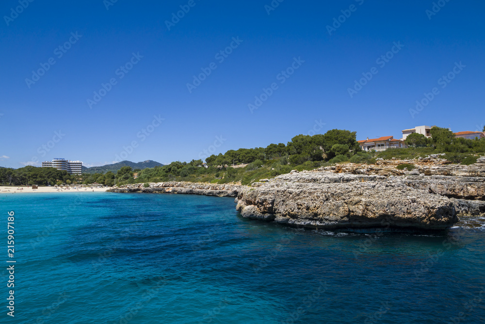 Strandurlaub Mallorca sonnig mit blauen Himmel Porto Colom