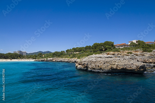 Strandurlaub Mallorca sonnig mit blauen Himmel Porto Colom