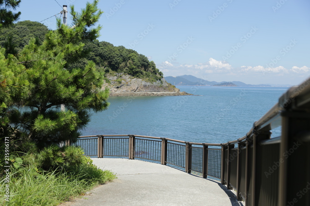 Obraz premium 海岸沿いの坂道