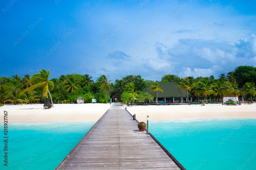 Fototapeta tropikalna wyspa Malediwów z białą piaszczystą plażą i morzem
