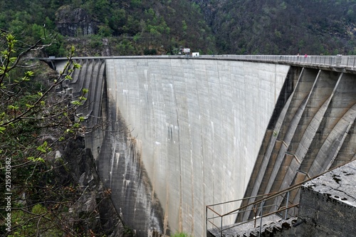 Der Lago di Vogorno ist ein zur Elektrizitätserzeugung genutzter Speichersee im Schweizer Kanton Tessin. 