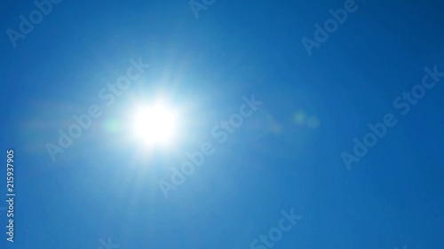 かがやく太陽　青空

