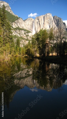 Wasserfall spiegelt sich in Bergsee