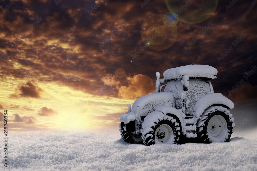 Fototapeta premium Eingeschneiter Traktor im Schnee 
