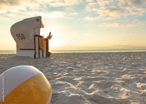Fototapeta Naklejka Na Ścianę i Meble -  Entspannung im Strandkorb - Sonnenaufgang