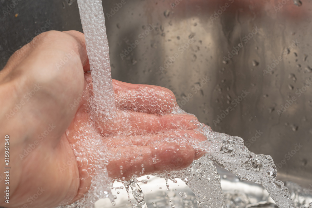 Fototapeta premium Hand mit Wasser waschen