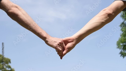 Manos que se unen. Amor y unión sentimental, Cielo azul despejado al aire libre en la naturaleza.