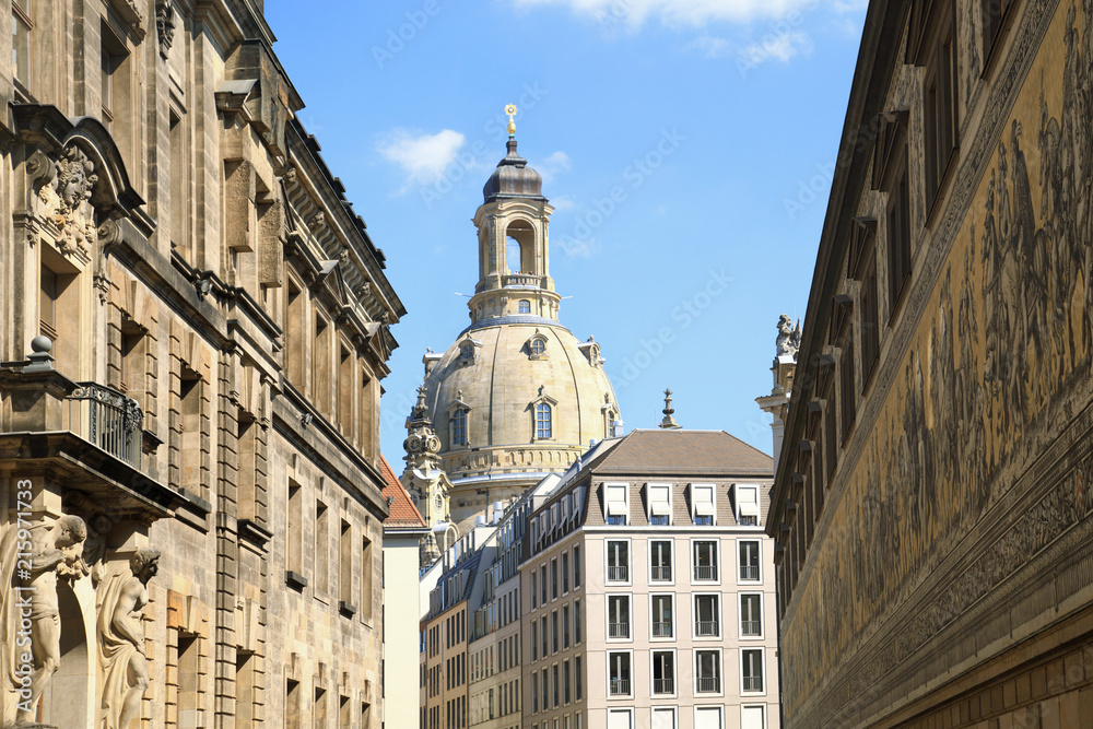 Augustsstraße mit Fürstenzug und Blick auf die Frauenkirche, Dresden, Deutschland