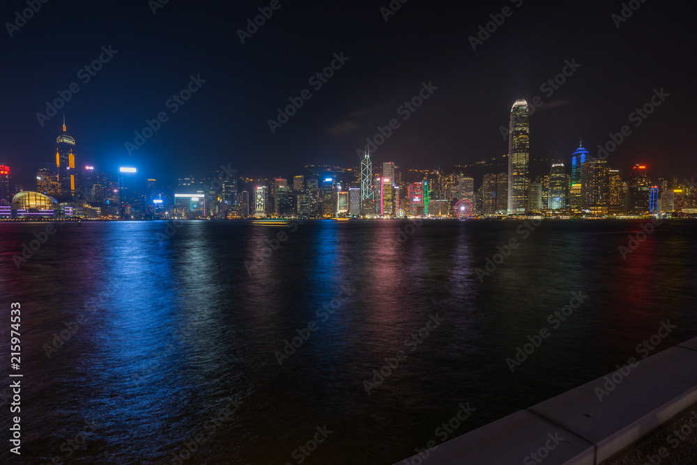 Fototapeta premium Hong Kong skyline and Victoria Harbour at night viewed from Kowloon public pier