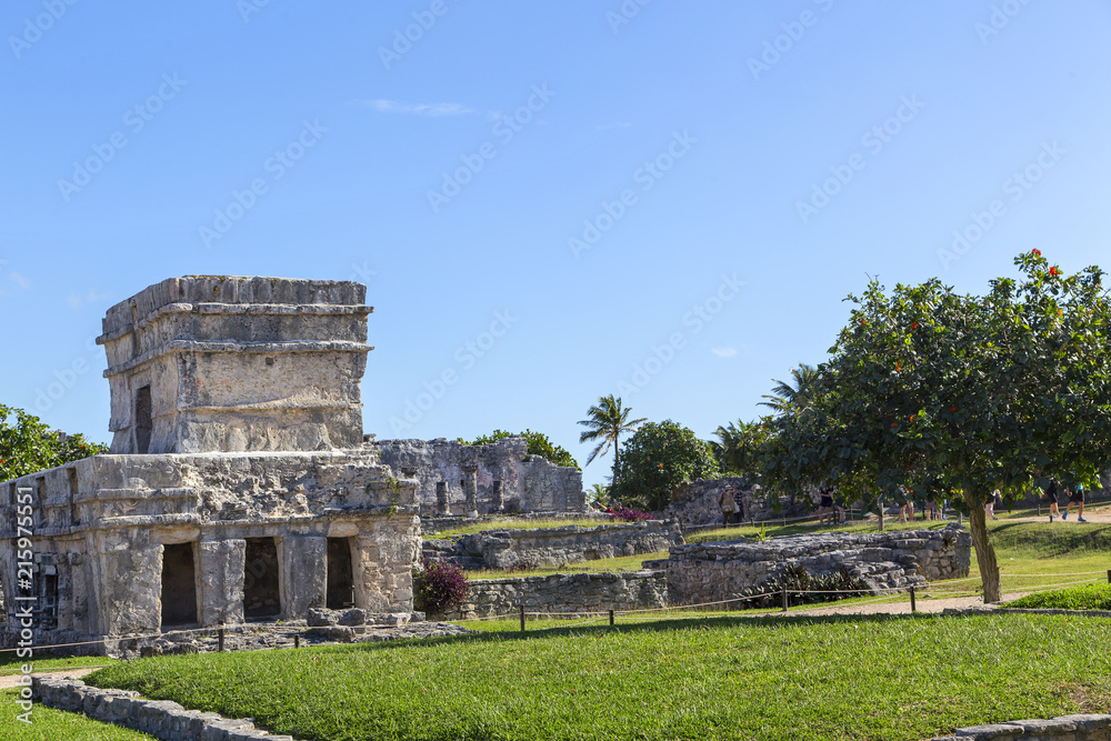 Древний город Тулум в Мексике на берегу океана.Горизонтально.