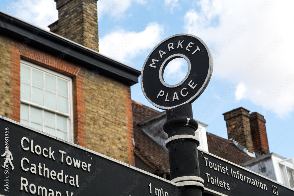 Obraz premium Market place sign on tourist info sign post
